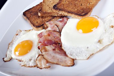 Kahvaltı - tost, yumurta, pastırma