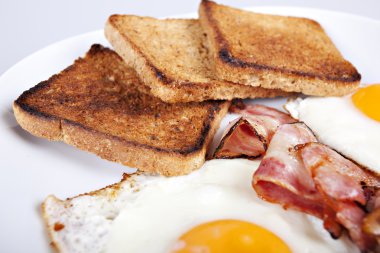 Kahvaltı - tost, yumurta, pastırma
