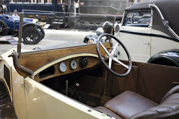Старомодный автомобиль — стоковое фото
