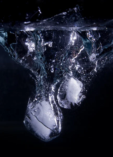 Ice kocka víz csobbanás — Stock Fotó