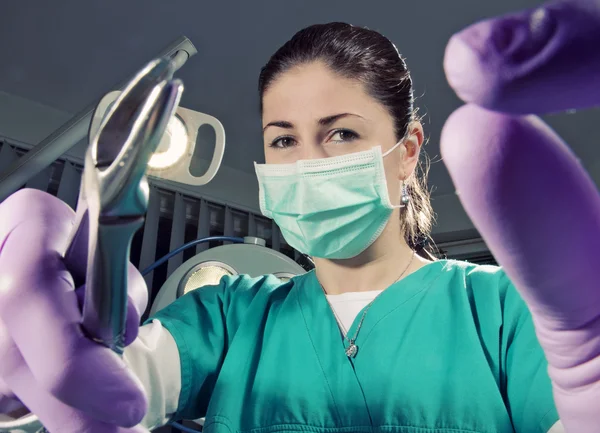 Жінка стоматолог дивиться на камеру Стокова Картинка