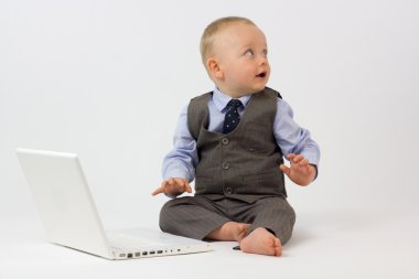 Bebek ile laptop kopya uzaya görünüyor