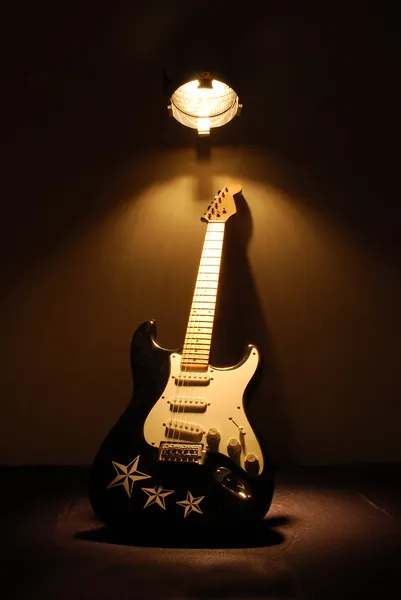 Kytara v záři reflektorů — Stock fotografie