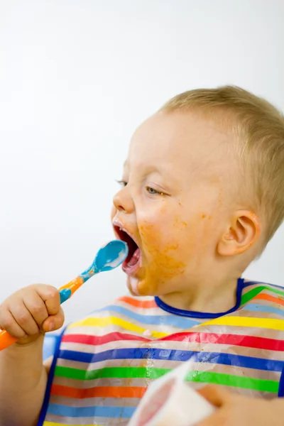 Baby eten met lepel kant op — Stockfoto