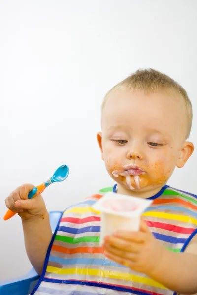 Baby eten yoghurt Desinformatieraketten — Stockfoto