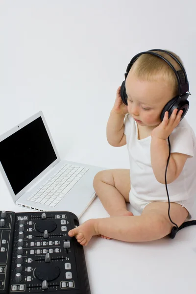 DJ baby i hörlurar — Stockfoto