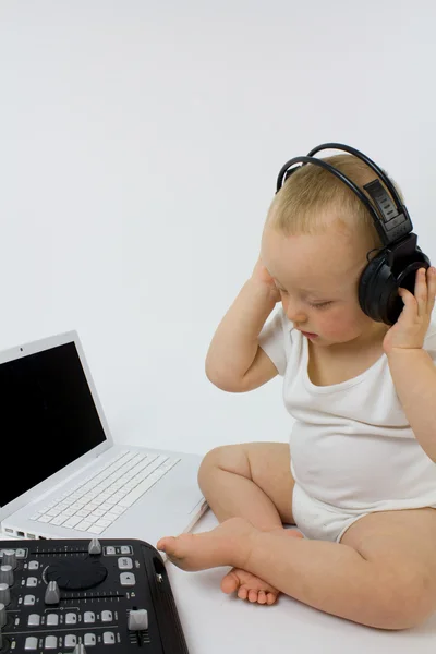 DJ baby i hörlurar — Stockfoto