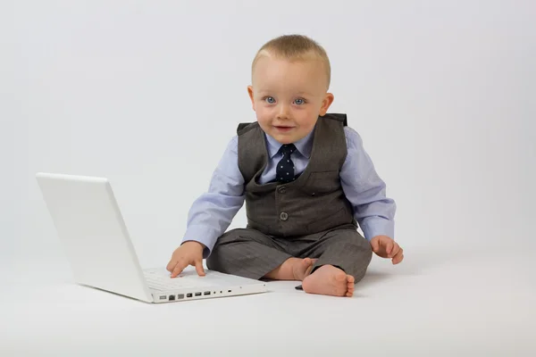 Bebé de negocios en computadora —  Fotos de Stock