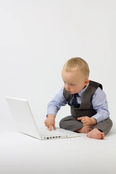 Bebé de negocios en computadora —  Fotos de Stock