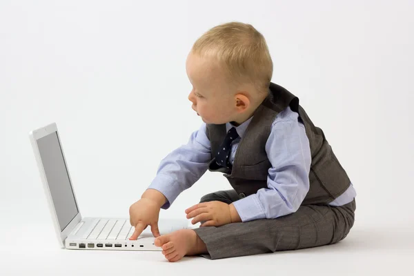 婴儿在便携式计算机上键入 — 图库照片