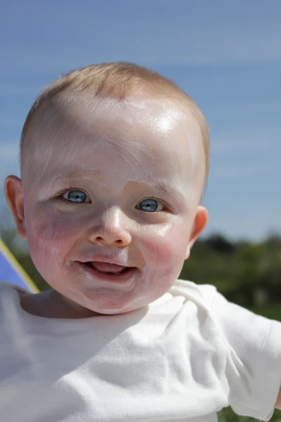 Bebê feliz em Suncream — Fotografia de Stock