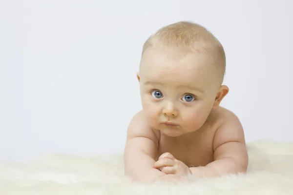 Bebê bonito no fundo branco — Fotografia de Stock