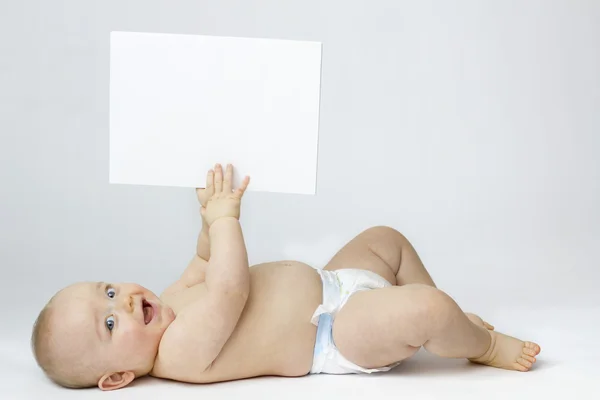 Aislamiento blanco del bebé con tablero en blanco — Foto de Stock