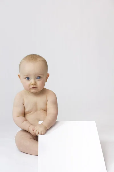 Aislamiento blanco del bebé — Foto de Stock