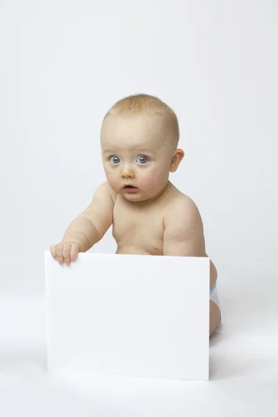 Isolamento branco do bebê com placa branca — Fotografia de Stock