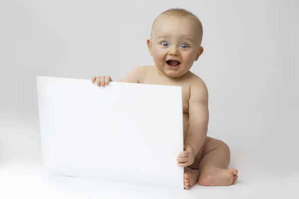 Bebê com placa em branco no branco — Fotografia de Stock