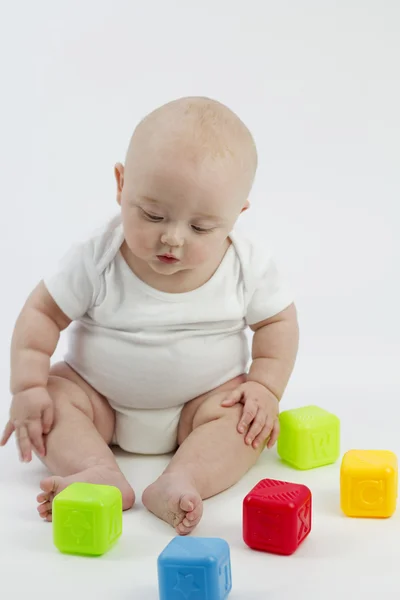 Bebê bonito com blocos de brinquedo — Fotografia de Stock