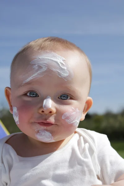 Bambino in crema solare blotchy Immagine Stock