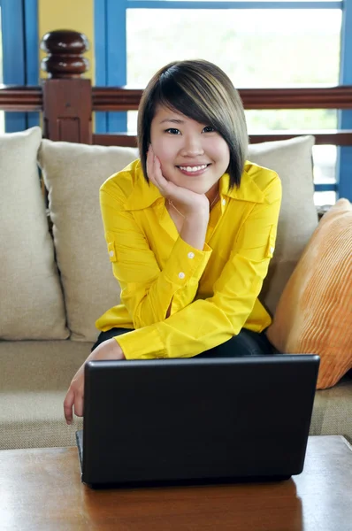 Felice giovane donna con computer portatile — Foto Stock