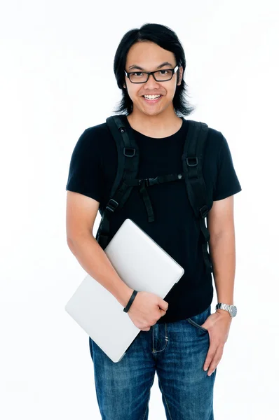 Feliz joven estudiante masculino con el ordenador portátil — Foto de Stock