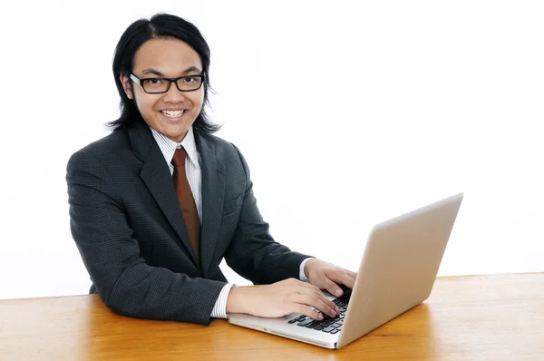 Szczęśliwy młody biznesmen korzysta z laptopa — Zdjęcie stockowe