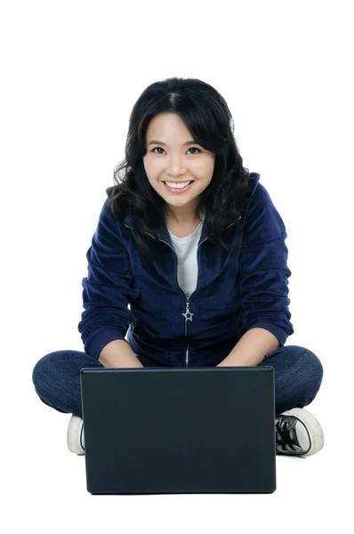 Młoda kobieta siedzi na podłodze z laptopem — Zdjęcie stockowe