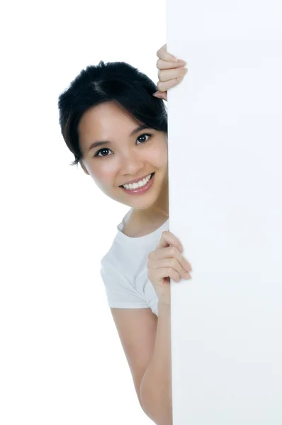 Счастливая женщина держит в руках бланковый билборд — стоковое фото