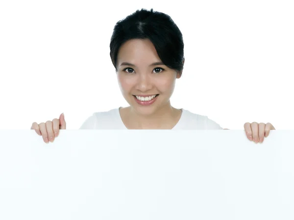 Šťastná žena hospodářství prázdná deska — Stock fotografie