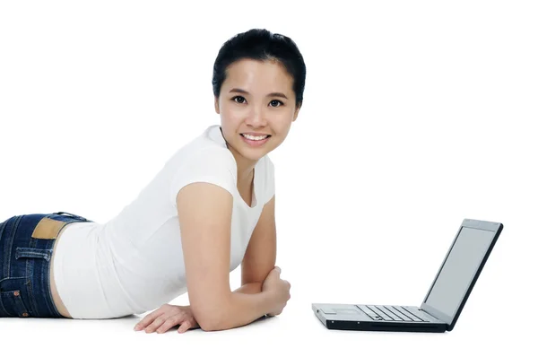 Mulher atraente com laptop — Fotografia de Stock