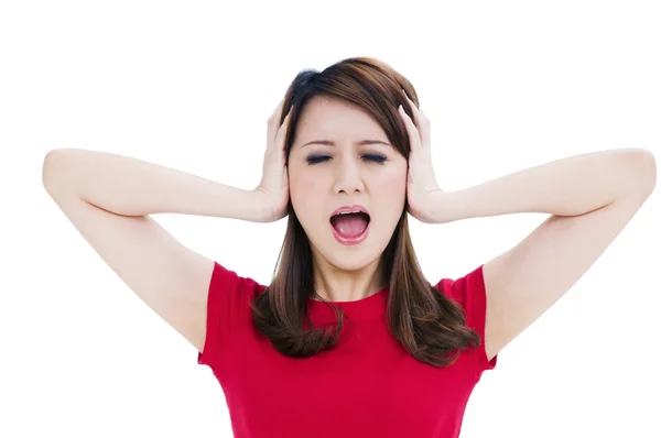 Frustrierte junge Frau bedeckt ihre Ohren mit Händen — Stockfoto