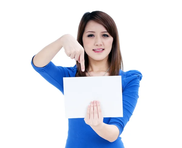 Mulher bonita segurando cartão de nota em branco — Fotografia de Stock