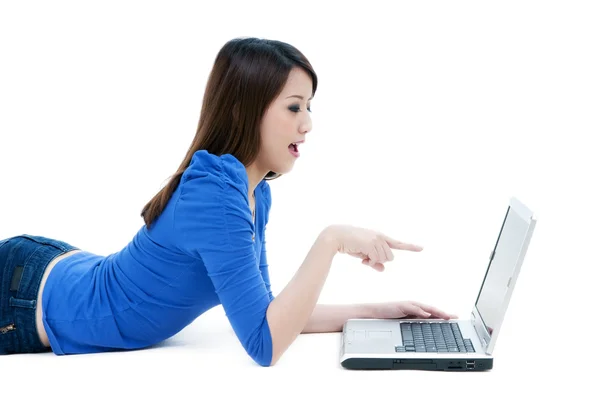 Femme excitée pointant vers un ordinateur portable — Photo