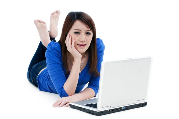 Attraktiv ung kvinna med bärbar dator — Stockfoto