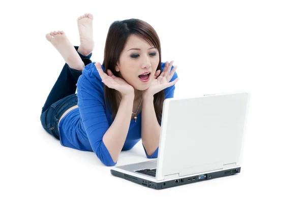 Mujer emocionada mirando el ordenador portátil —  Fotos de Stock