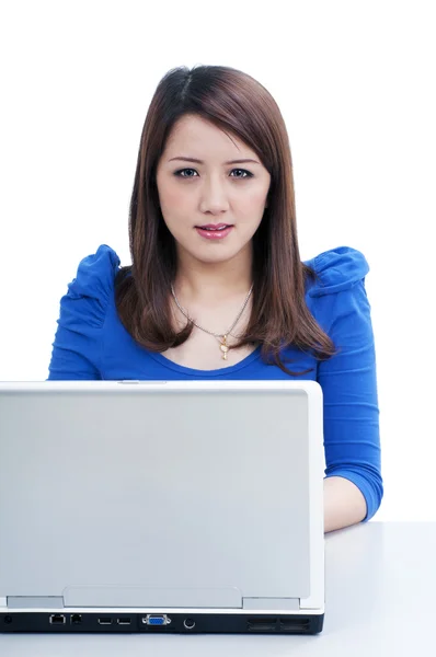 Słodkie młoda kobieta korzysta z laptopa — Zdjęcie stockowe