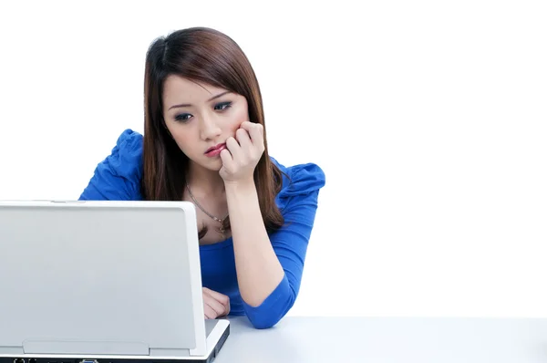 Mujer pensativa trabajando en el ordenador portátil —  Fotos de Stock