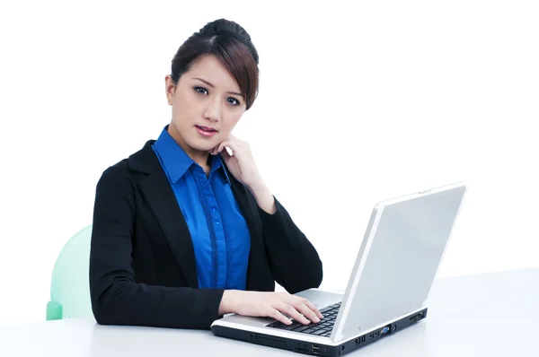 Linda joven empresaria utilizando el ordenador portátil —  Fotos de Stock