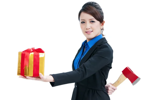 Молодая предпринимательница с подарочной коробкой и топором — стоковое фото