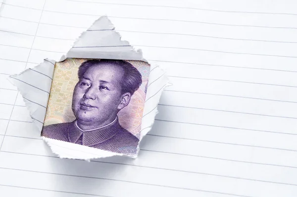 Papel com janela de abertura mostrando moeda chinesa — Fotografia de Stock