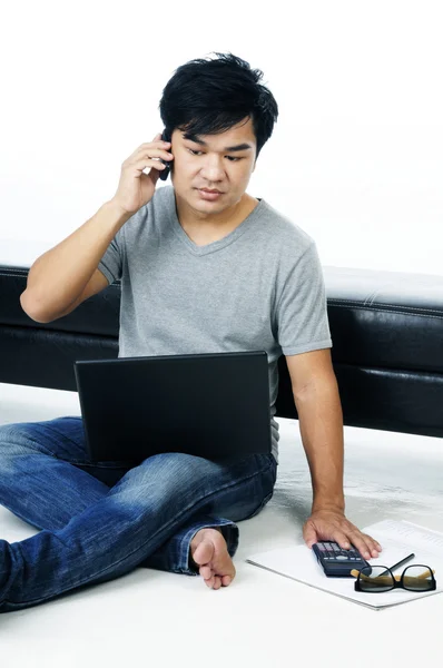 Casual young man on mobile phone — Stock Photo, Image