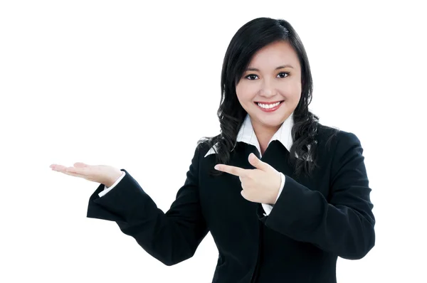 Счастливая деловая женщина представляет и указывает — стоковое фото