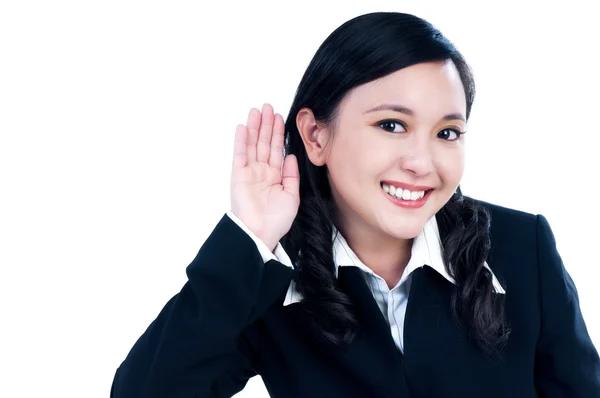 Šťastná mladá podnikatelka položila ruku přes ucho — Stock fotografie