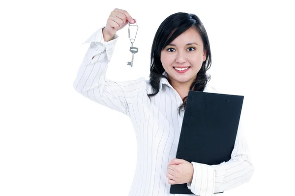 Šťastná mladá podnikatelka drží klíč a schránky — Stock fotografie