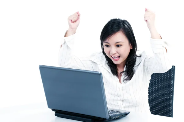 Feliz joven empresaria animando delante de la computadora portátil —  Fotos de Stock