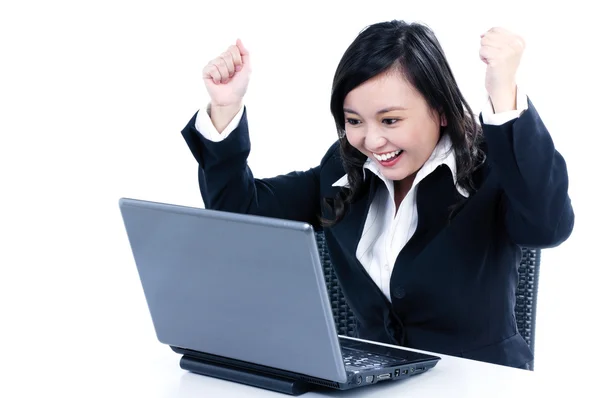 Mulher de negócios bem sucedido torcendo na frente do laptop — Fotografia de Stock