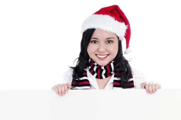 快乐的圣诞节女人抱着空白广告牌 免版税图库照片