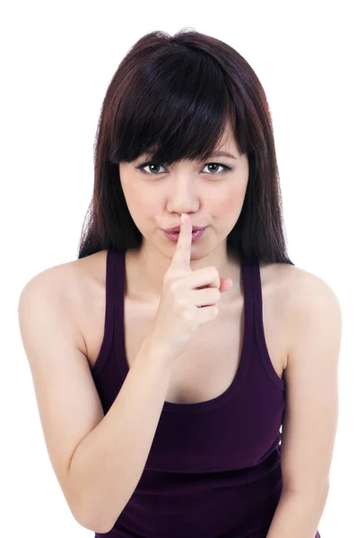 Söt ung kvinna med fingret på hennes läppar — Stockfoto