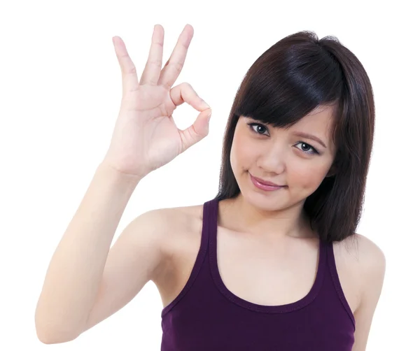 Atractiva joven mujer dando señal OK —  Fotos de Stock