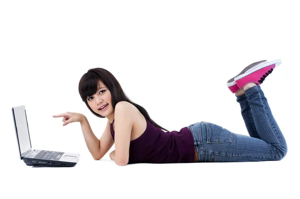 Linda mujer joven acostada en el suelo con el ordenador portátil — Foto de Stock