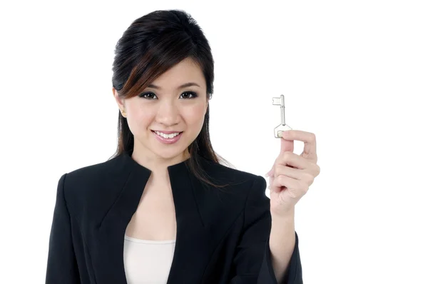 Šťastná mladá podnikatelka drží klíč — Stock fotografie